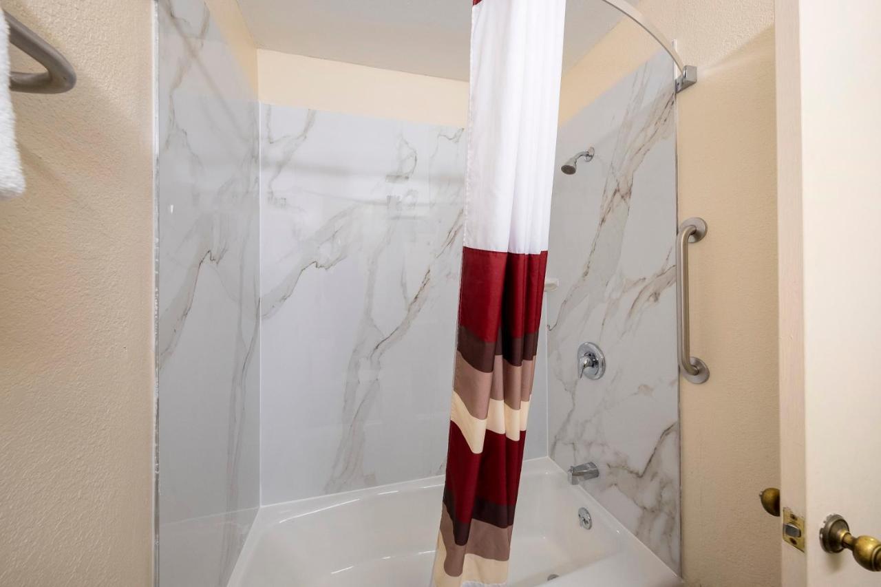 Red Roof Inn Хилсвил Екстериор снимка